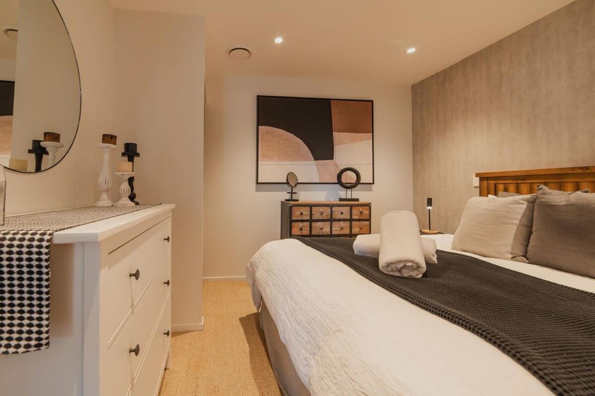 Penthouse Perfection - 2Br Elegance On Worcester St Christchurch Ngoại thất bức ảnh